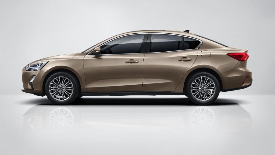  Ford Focus Titanium Sedan 2018 года  (CN) (фото 5 из 10)